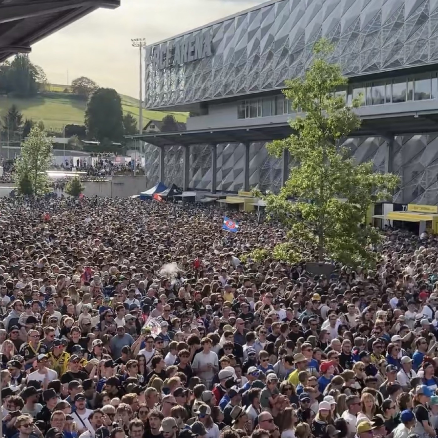 Menschenmenge vor der BCF Arena an der Meisterparade in Freiburg